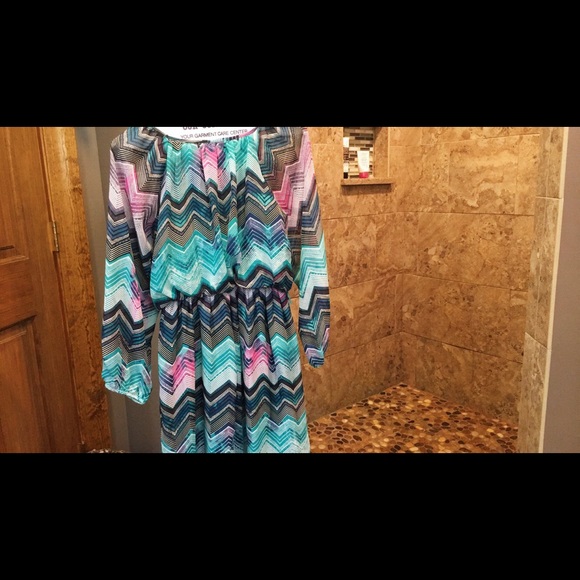 Fun and colorful dress - Picture 3 of 6